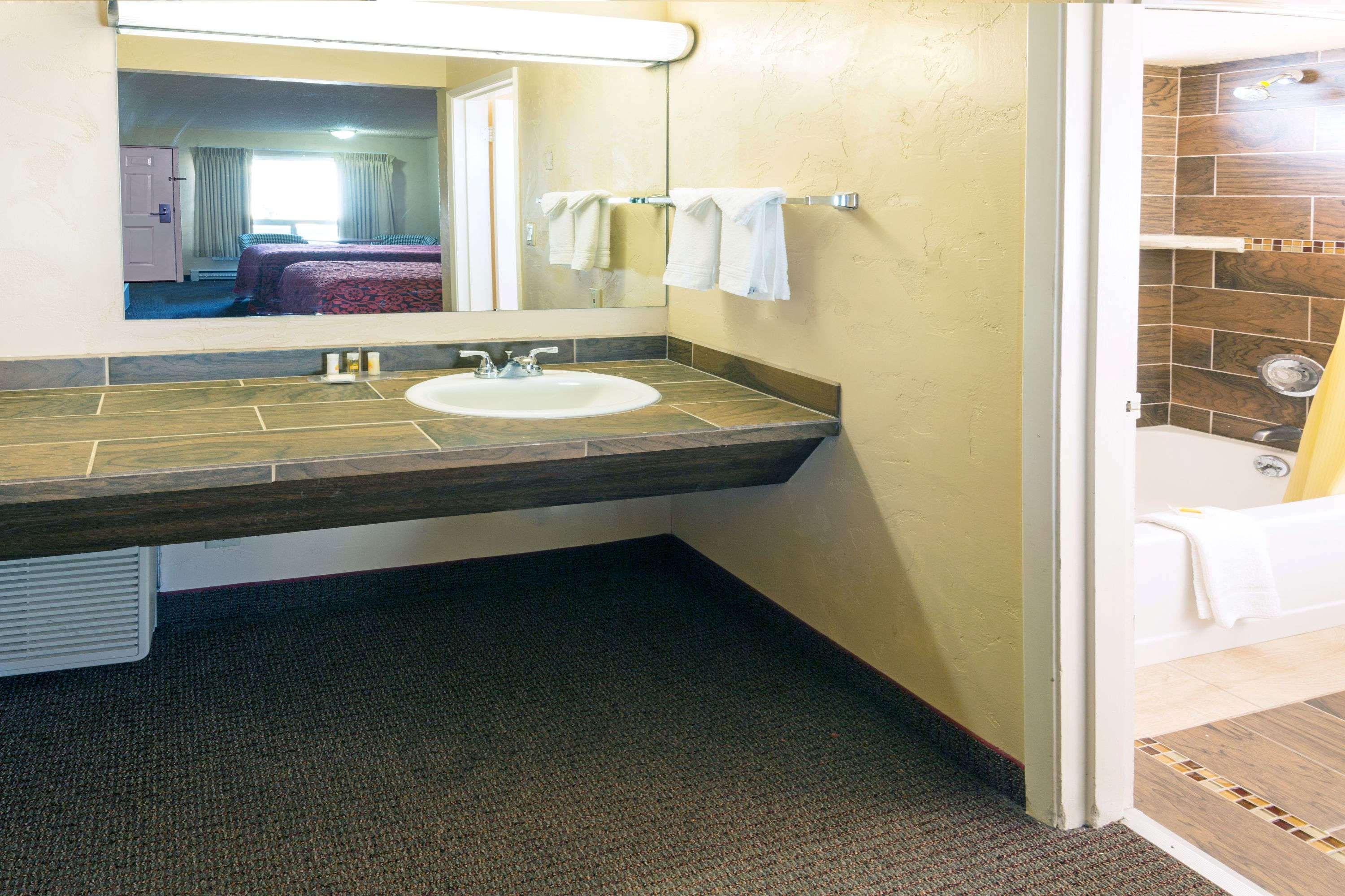 Days Inn By Wyndham Bend Exterior photo