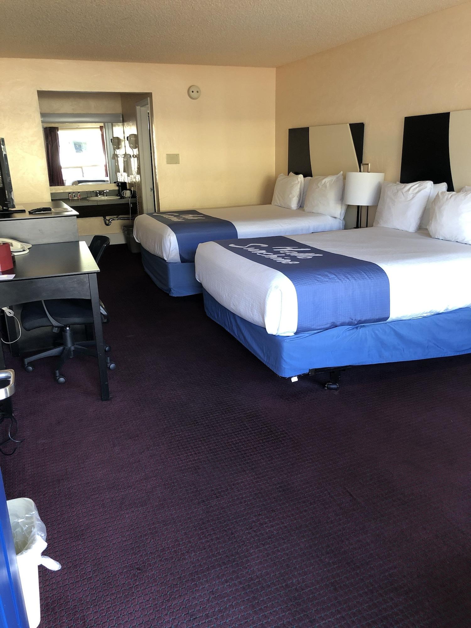 Days Inn By Wyndham Bend Exterior photo