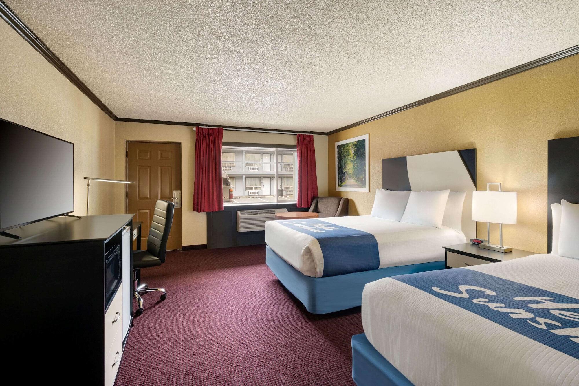 Days Inn By Wyndham Bend Exterior photo