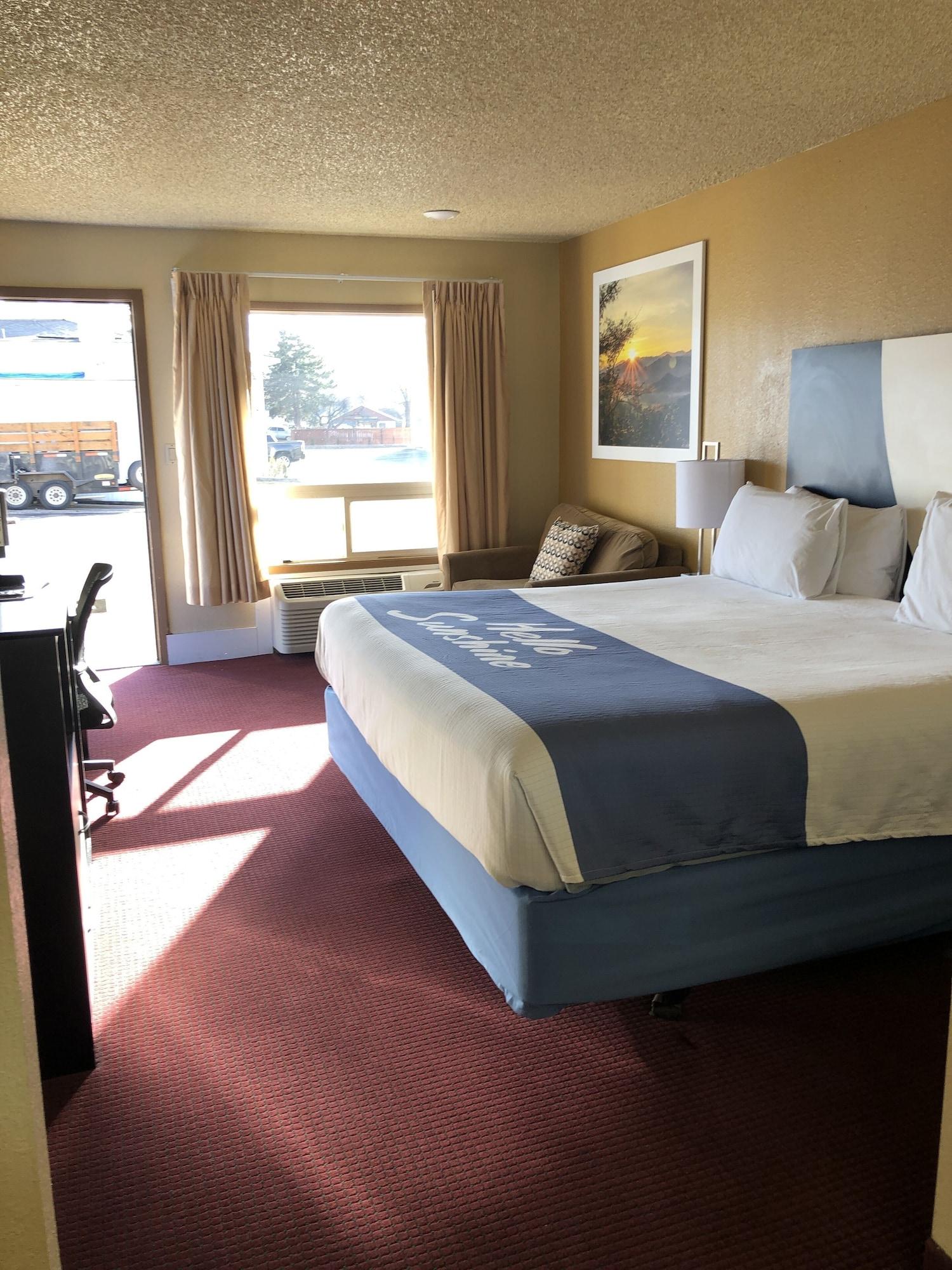 Days Inn By Wyndham Bend Exterior photo