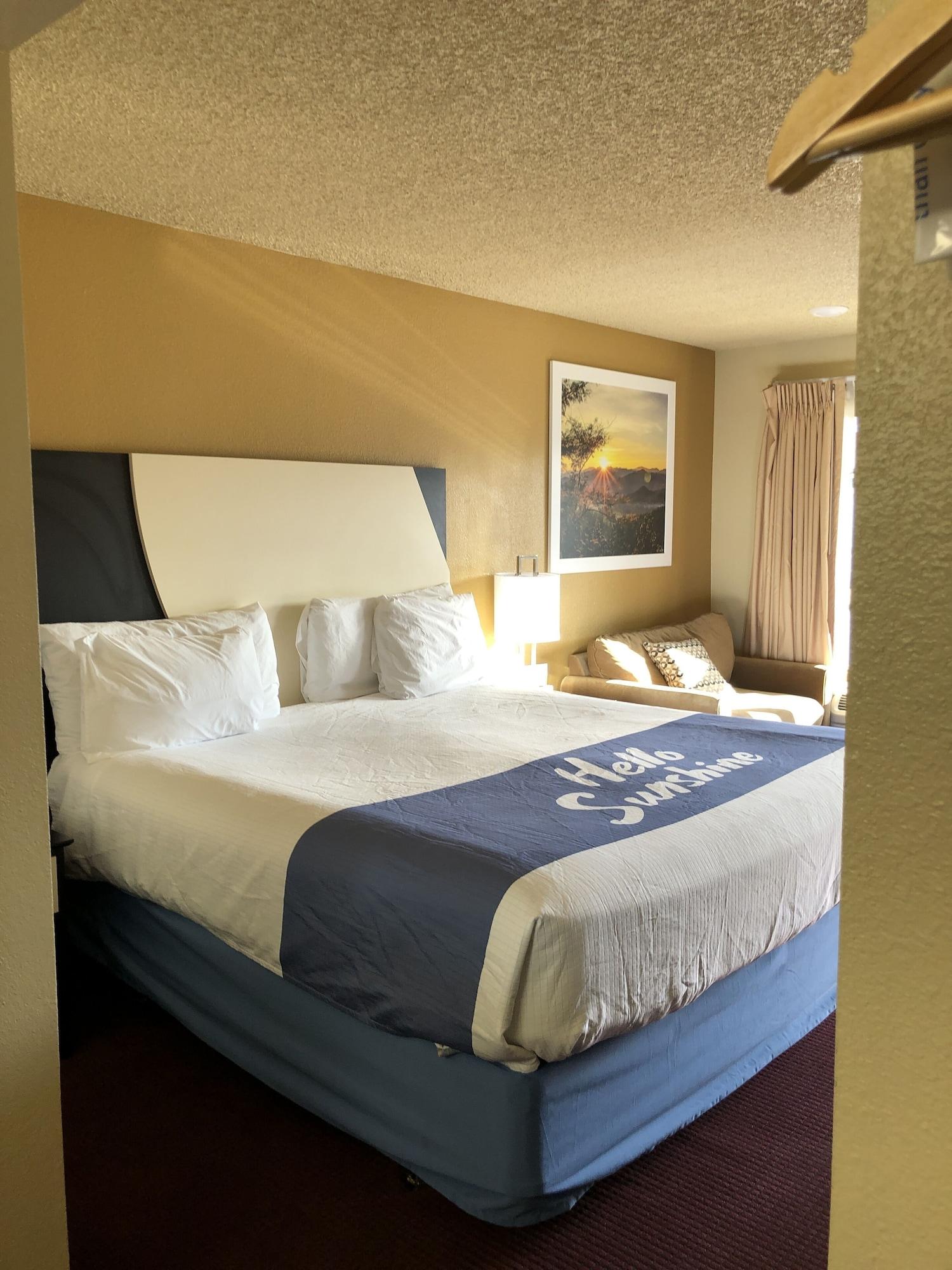 Days Inn By Wyndham Bend Exterior photo