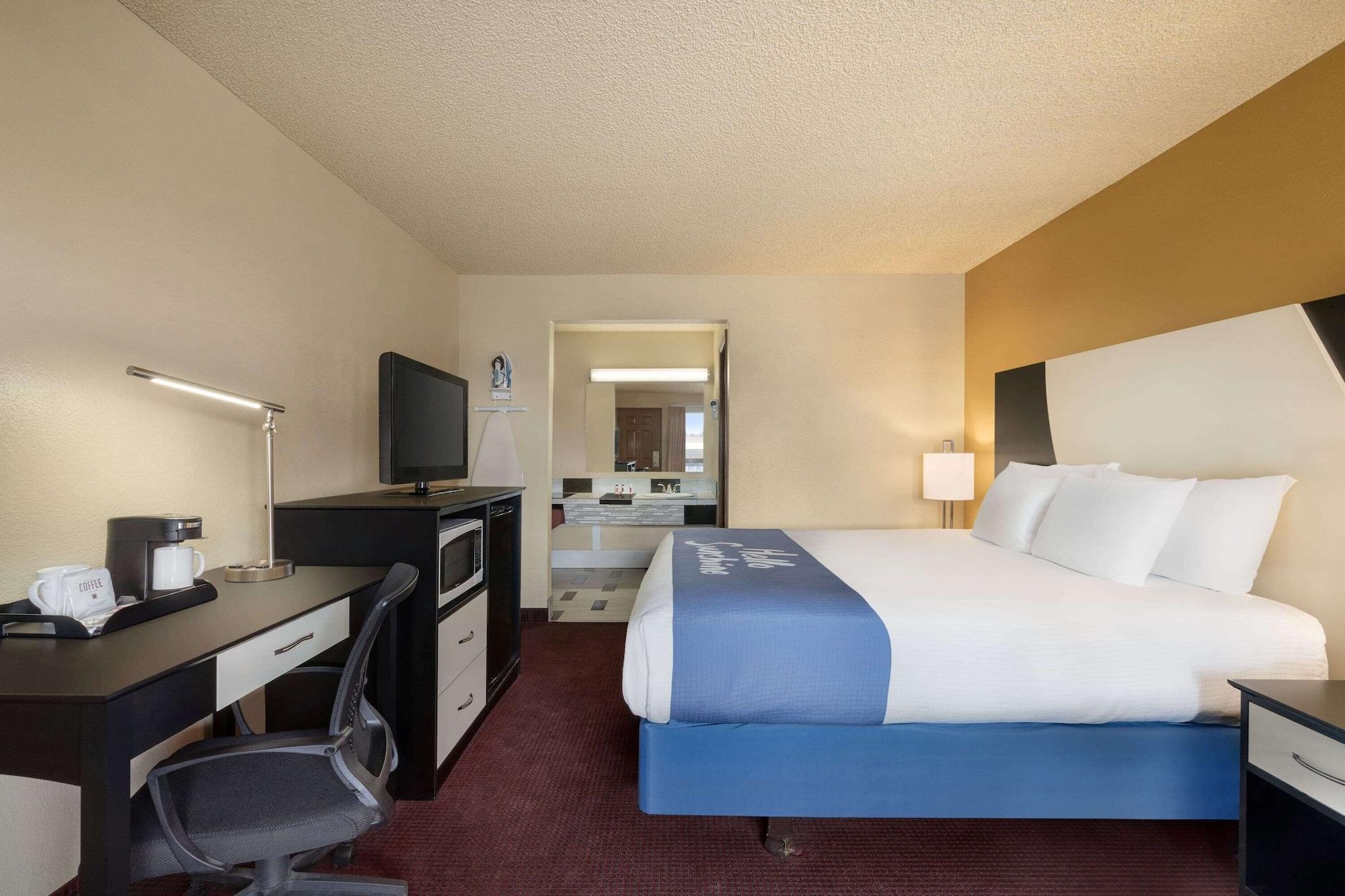 Days Inn By Wyndham Bend Exterior photo