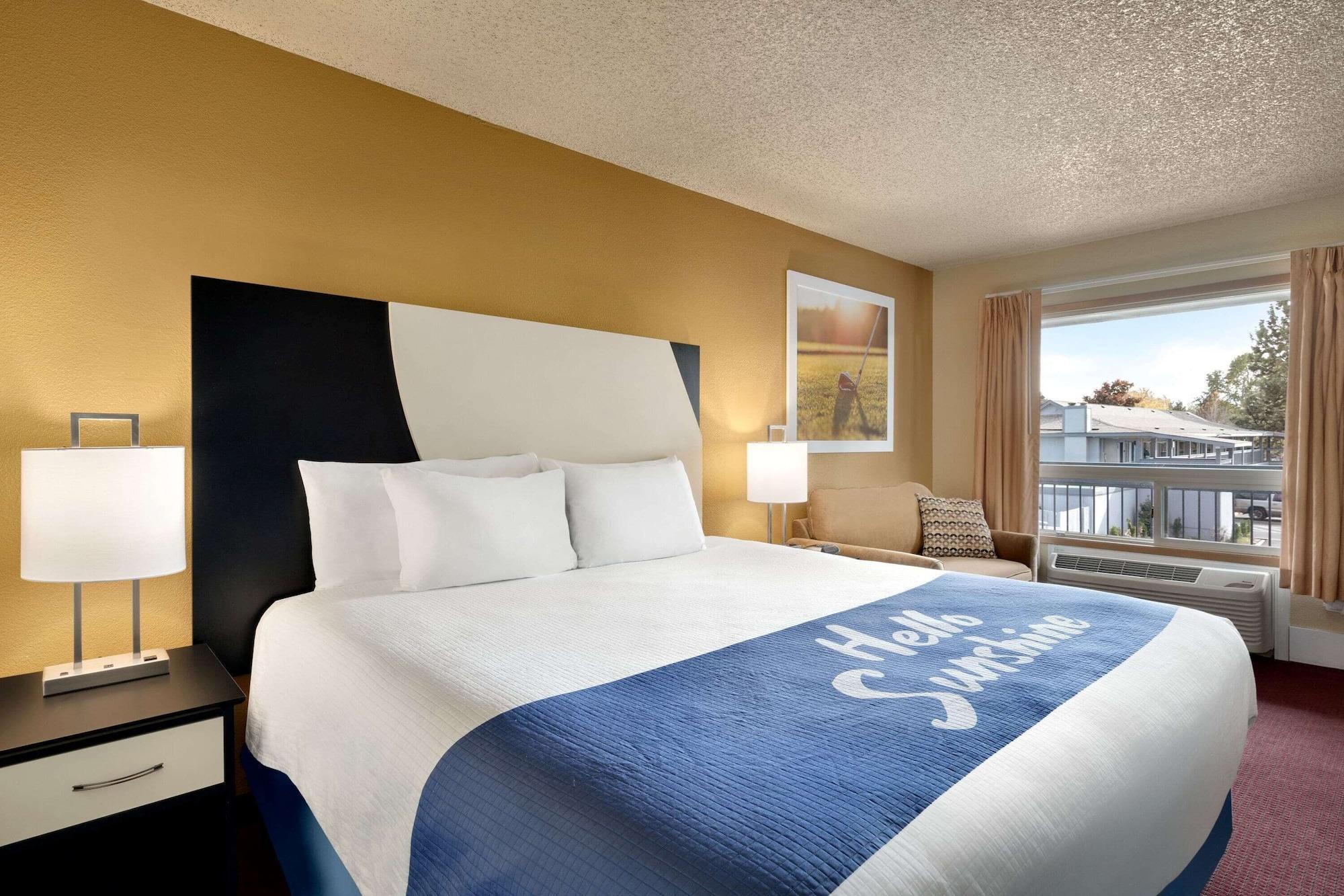 Days Inn By Wyndham Bend Exterior photo