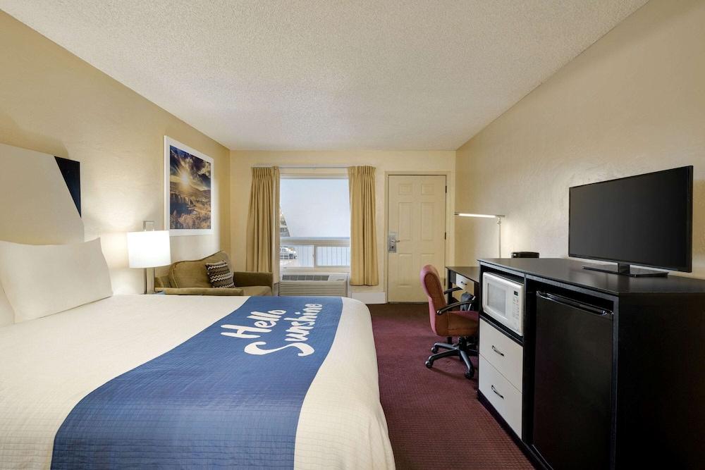 Days Inn By Wyndham Bend Exterior photo