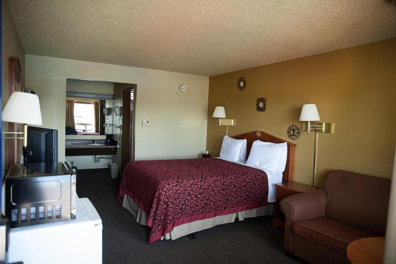Days Inn By Wyndham Bend Exterior photo